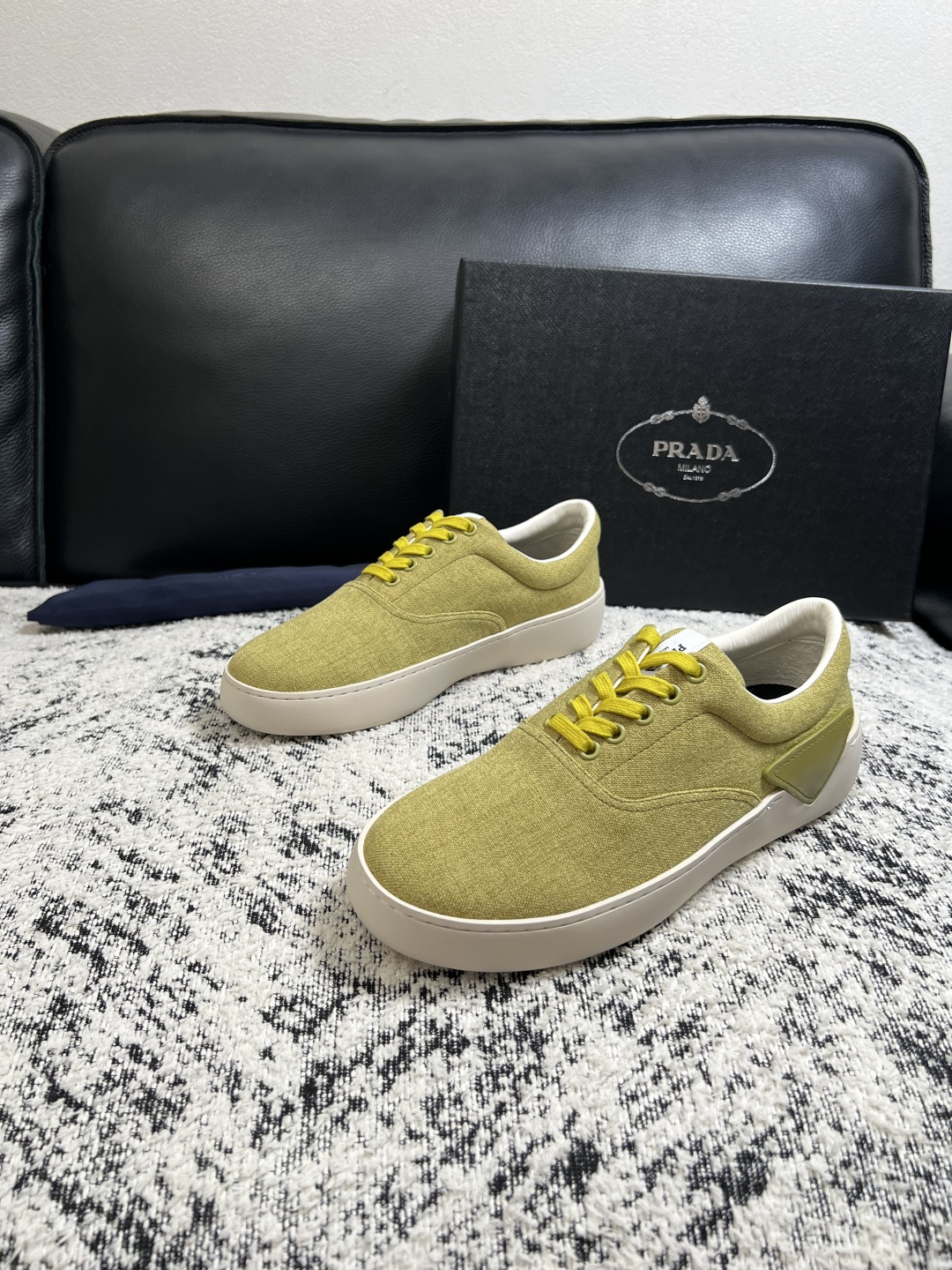 Prada  高品质  顶级工艺品，普拉达 专柜同步，原厂配置意大利进口牛皮拼布面料，进口牛皮内里垫，透气舒适，鞋底：原