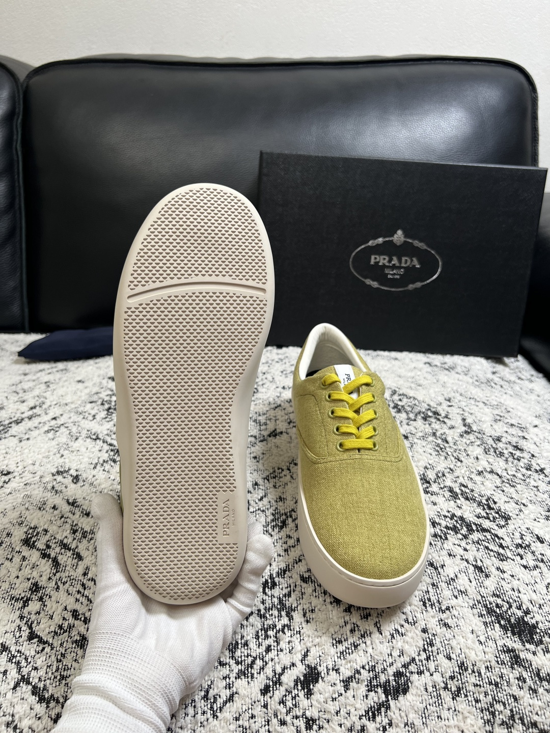 Prada  高品质  顶级工艺品，普拉达 专柜同步，原厂配置意大利进口牛皮拼布面料，进口牛皮内里垫，透气舒适，鞋底：原