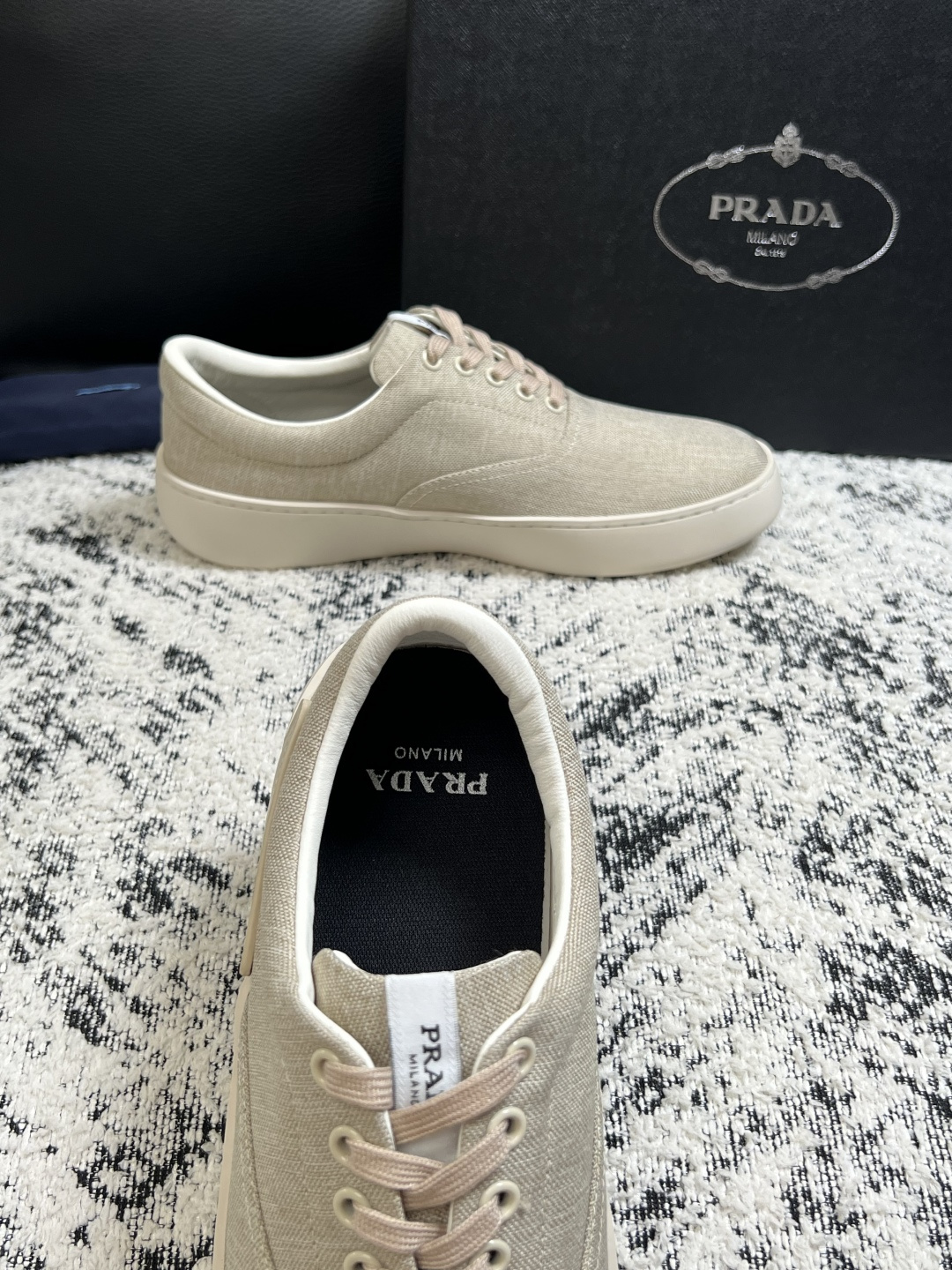 Prada  高品质  顶级工艺品，普拉达 专柜同步，原厂配置意大利进口牛皮拼布面料，进口牛皮内里垫，透气舒适，鞋底：原