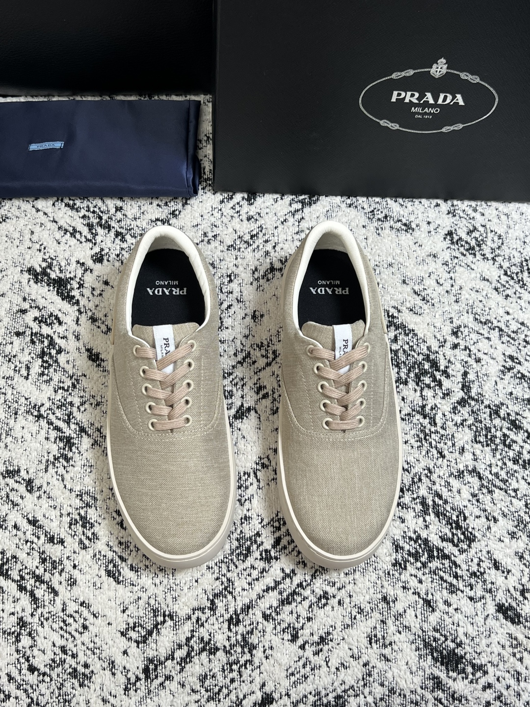 Prada  高品质  顶级工艺品，普拉达 专柜同步，原厂配置意大利进口牛皮拼布面料，进口牛皮内里垫，透气舒适，鞋底：原