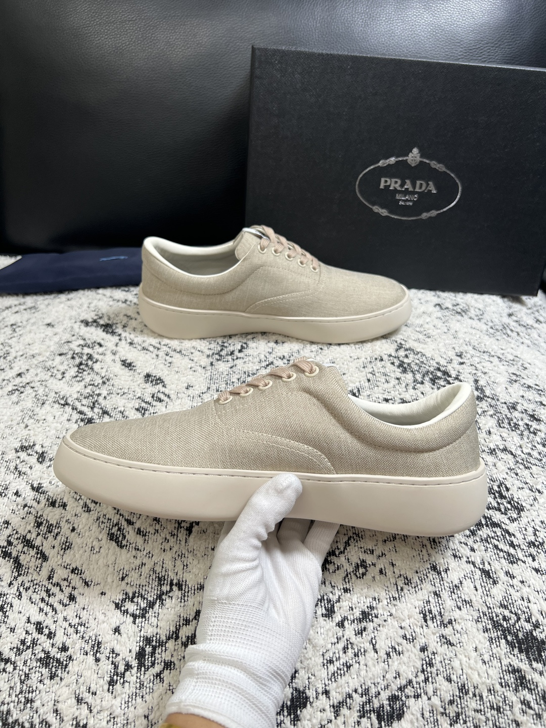 Prada  高品质  顶级工艺品，普拉达 专柜同步，原厂配置意大利进口牛皮拼布面料，进口牛皮内里垫，透气舒适，鞋底：原