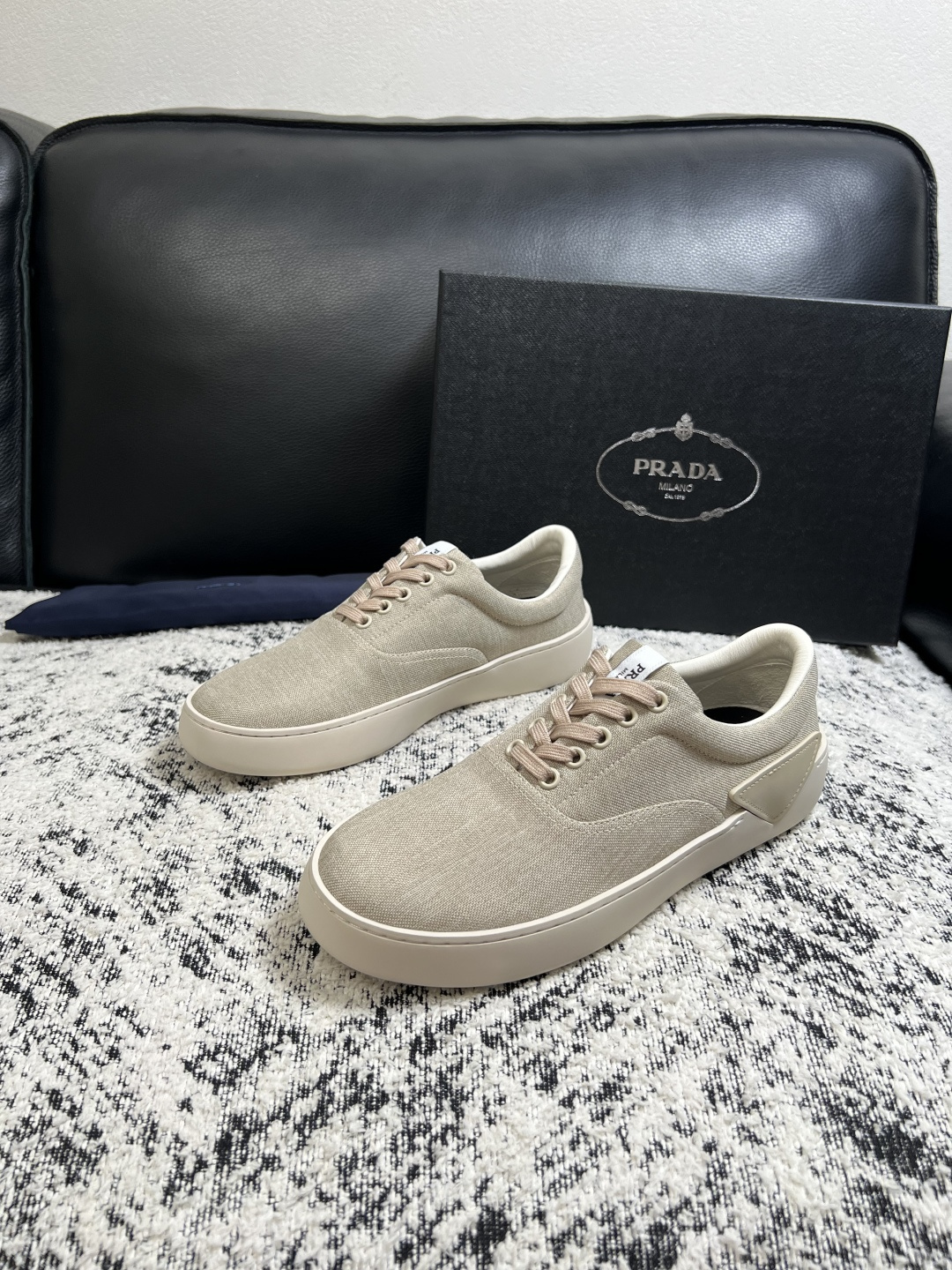 Prada  高品质  顶级工艺品，普拉达 专柜同步，原厂配置意大利进口牛皮拼布面料，进口牛皮内里垫，透气舒适，鞋底：原