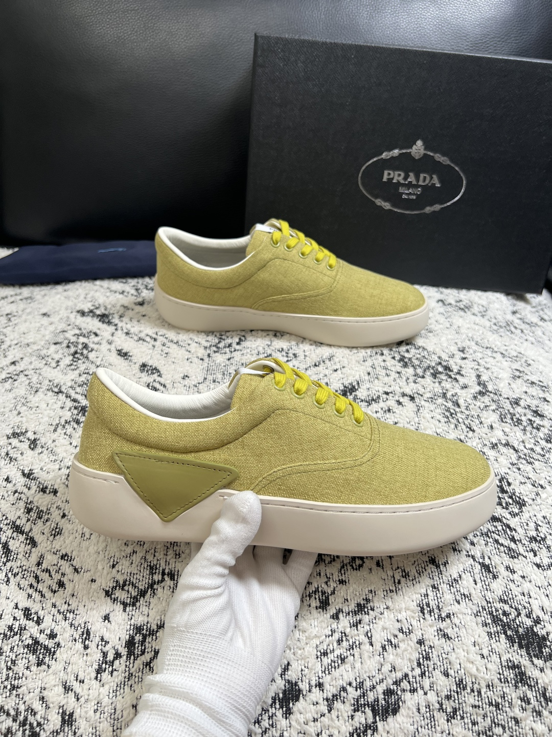 Prada  高品质  顶级工艺品，普拉达 专柜同步，原厂配置意大利进口牛皮拼布面料，进口牛皮内里垫，透气舒适，鞋底：原