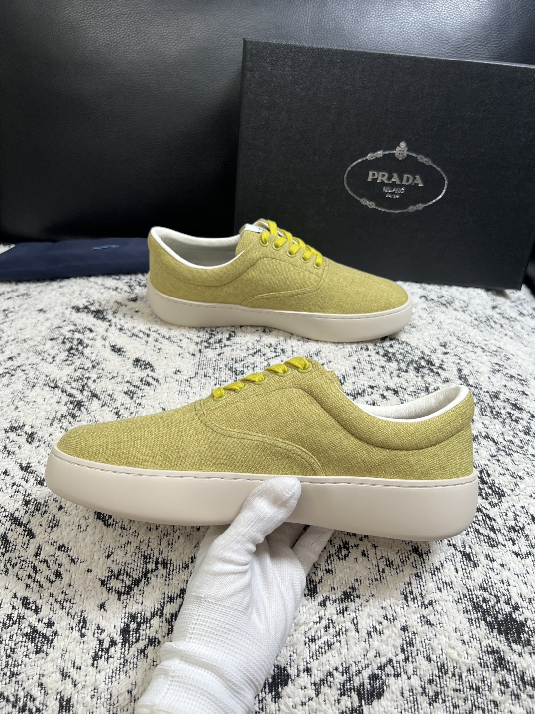 Prada  高品质  顶级工艺品，普拉达 专柜同步，原厂配置意大利进口牛皮拼布面料，进口牛皮内里垫，透气舒适，鞋底：原