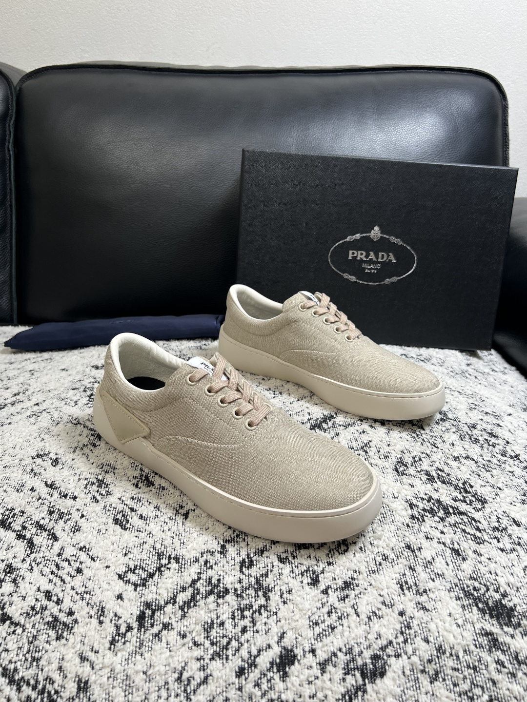 NO:930163,Prada high-quality top handicrafts, synchronized with Prada counters, original factory configuration of Italian imported cowhide patchwork fabric, imported cowhide lining, breathable and comfortable, original soles specially provided by the original factory, original factory follow-up order code number 38-44 (customized 45 46),, prada, prada, cowhide19860909Prada 高品质 顶级工艺品,普拉达 专柜同步,原厂配置意大利进口牛皮拼布面料,进口牛皮内里垫,透气舒适,鞋底原厂特供原版底,原厂跟单货 码数 38-44（订做 45 46）,,prada,prada,cowhide,Men's shoes