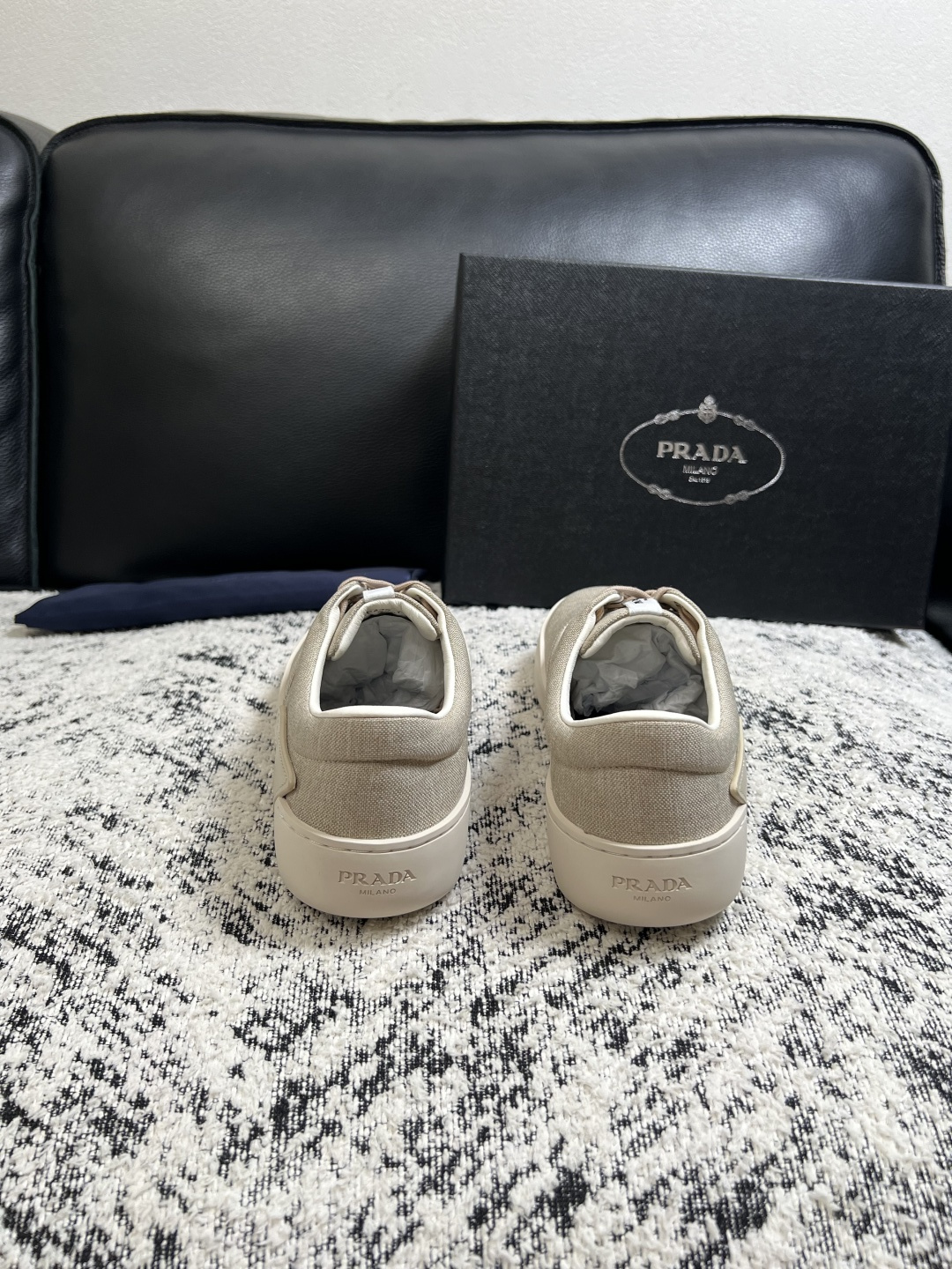 Prada  高品质  顶级工艺品，普拉达 专柜同步，原厂配置意大利进口牛皮拼布面料，进口牛皮内里垫，透气舒适，鞋底：原