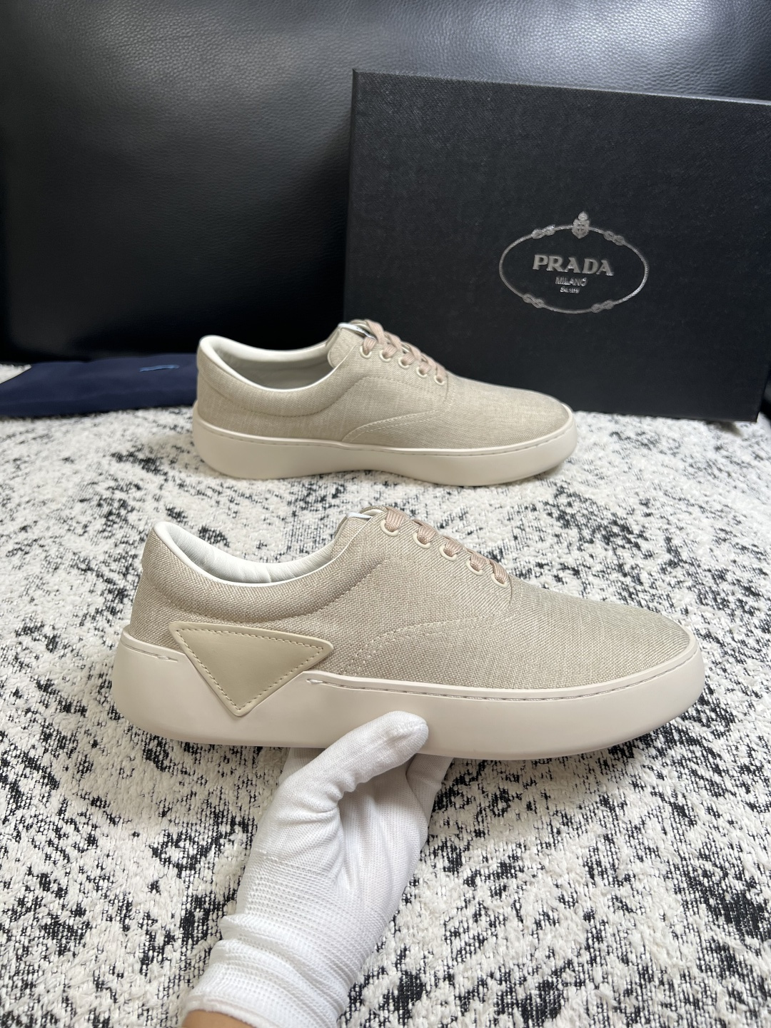 Prada  高品质  顶级工艺品，普拉达 专柜同步，原厂配置意大利进口牛皮拼布面料，进口牛皮内里垫，透气舒适，鞋底：原