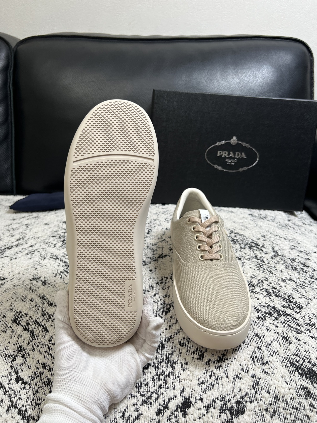 Prada  高品质  顶级工艺品，普拉达 专柜同步，原厂配置意大利进口牛皮拼布面料，进口牛皮内里垫，透气舒适，鞋底：原