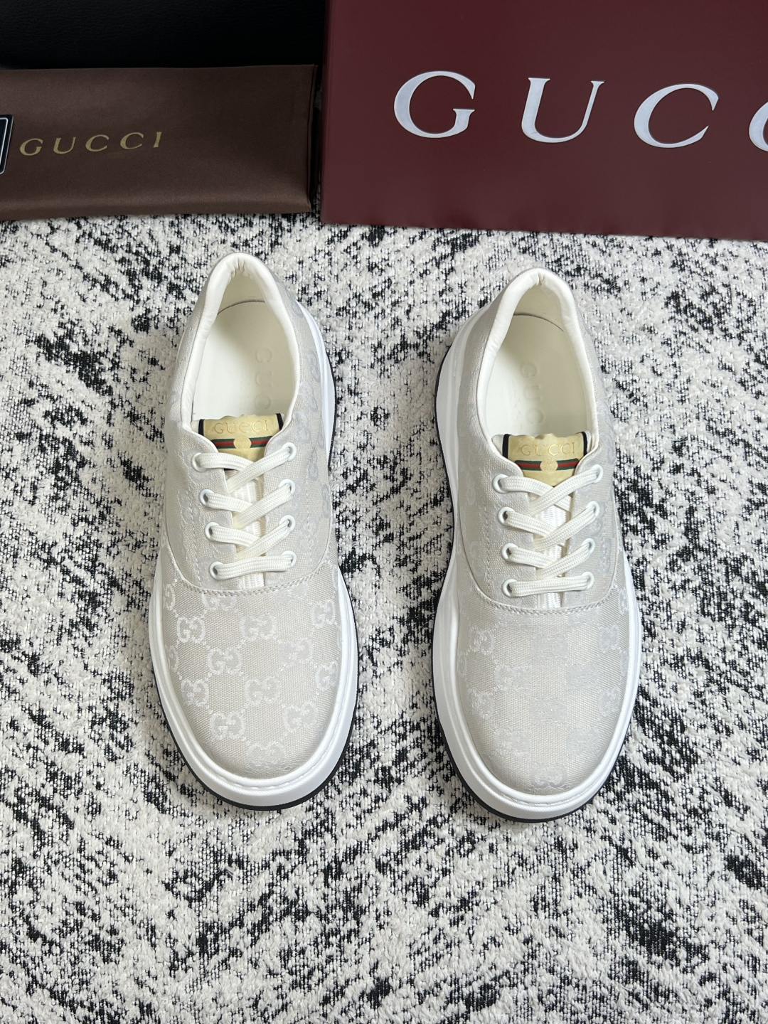 Gucci 高品质  顶级工艺品  古奇  专柜新款原厂配置，意大利进口牛皮面料，进口牛皮内里垫，透气舒适，鞋底：原厂特