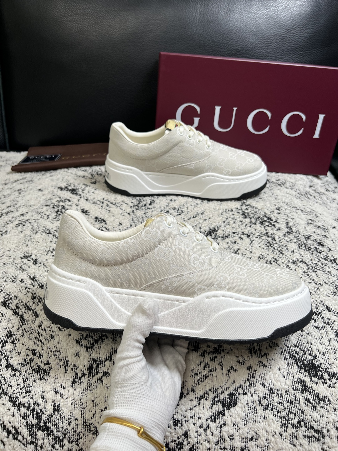 Gucci 高品质  顶级工艺品  古奇  专柜新款原厂配置，意大利进口牛皮面料，进口牛皮内里垫，透气舒适，鞋底：原厂特