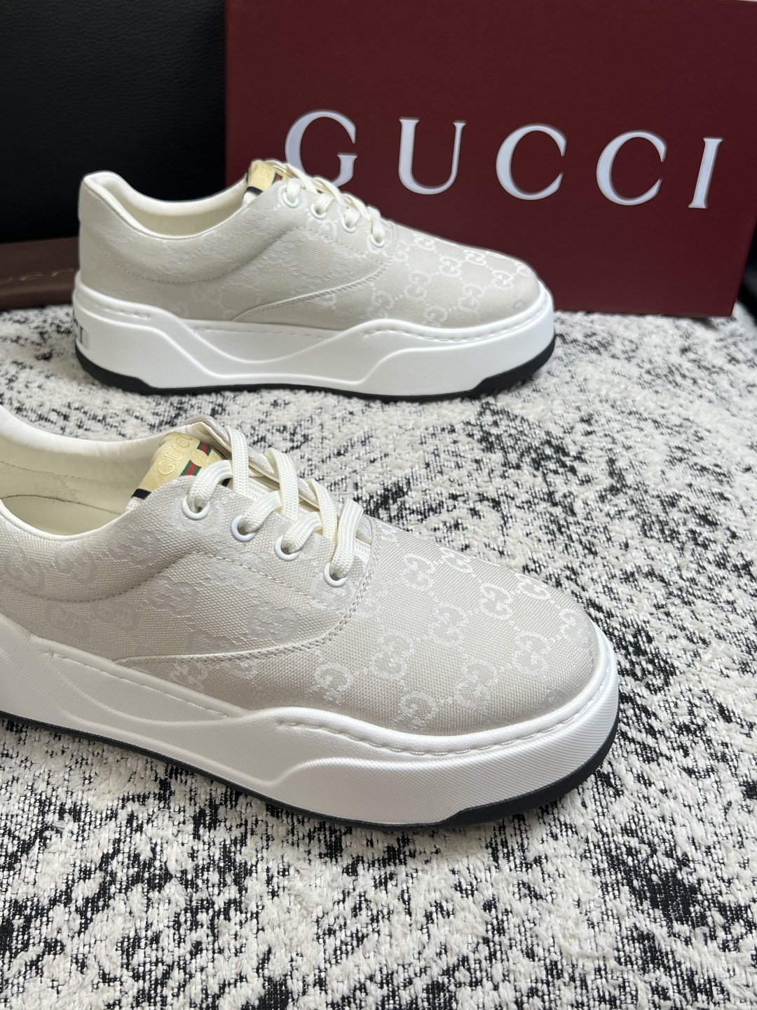 Gucci 高品质  顶级工艺品  古奇  专柜新款原厂配置，意大利进口牛皮面料，进口牛皮内里垫，透气舒适，鞋底：原厂特