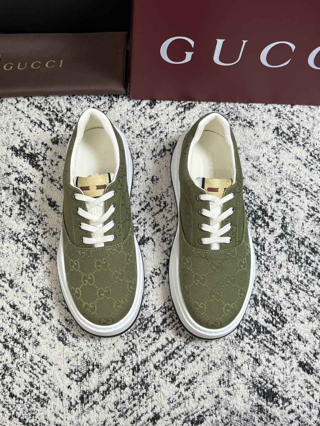 Gucci 高品质  顶级工艺品  古奇  专柜新款原厂配置，意大利进口牛皮面料，进口牛皮内里垫，透气舒适，鞋底：原厂特