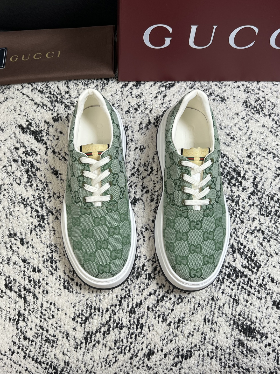 Gucci 高品质  顶级工艺品  古奇  专柜新款原厂配置，意大利进口牛皮面料，进口牛皮内里垫，透气舒适，鞋底：原厂特