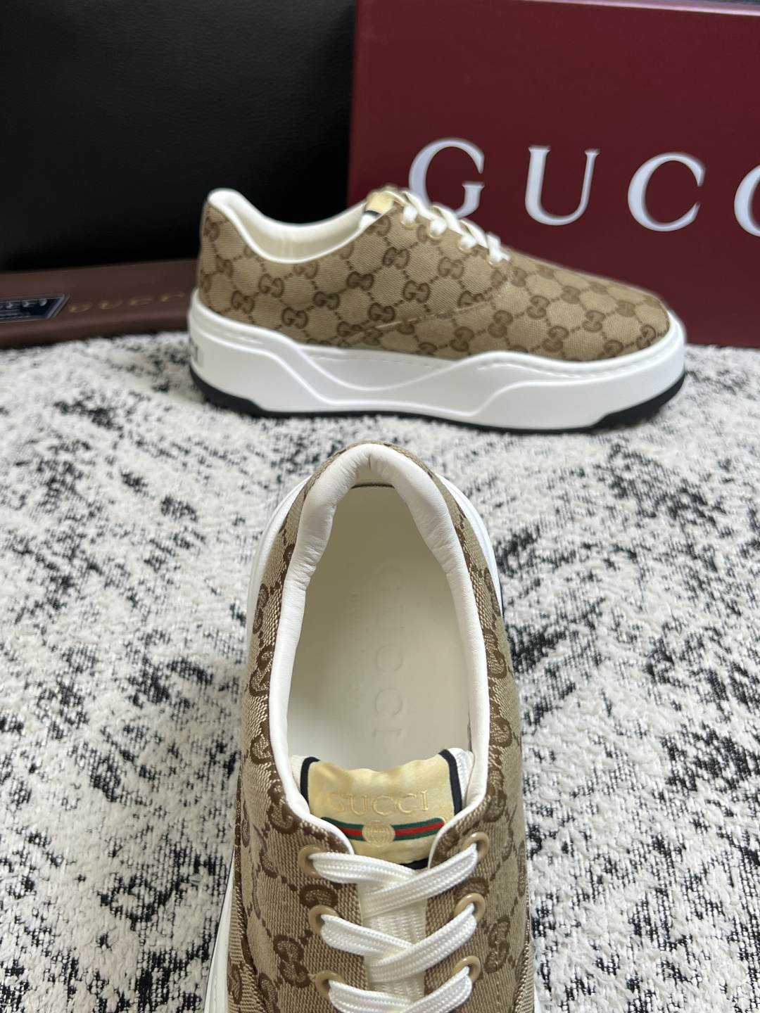 Gucci 高品质  顶级工艺品  古奇  专柜新款原厂配置，意大利进口牛皮面料，进口牛皮内里垫，透气舒适，鞋底：原厂特