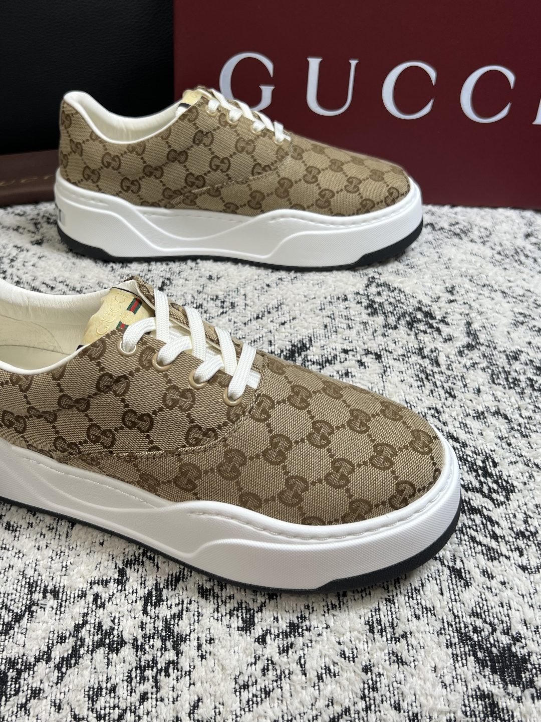 Gucci 高品质  顶级工艺品  古奇  专柜新款原厂配置，意大利进口牛皮面料，进口牛皮内里垫，透气舒适，鞋底：原厂特