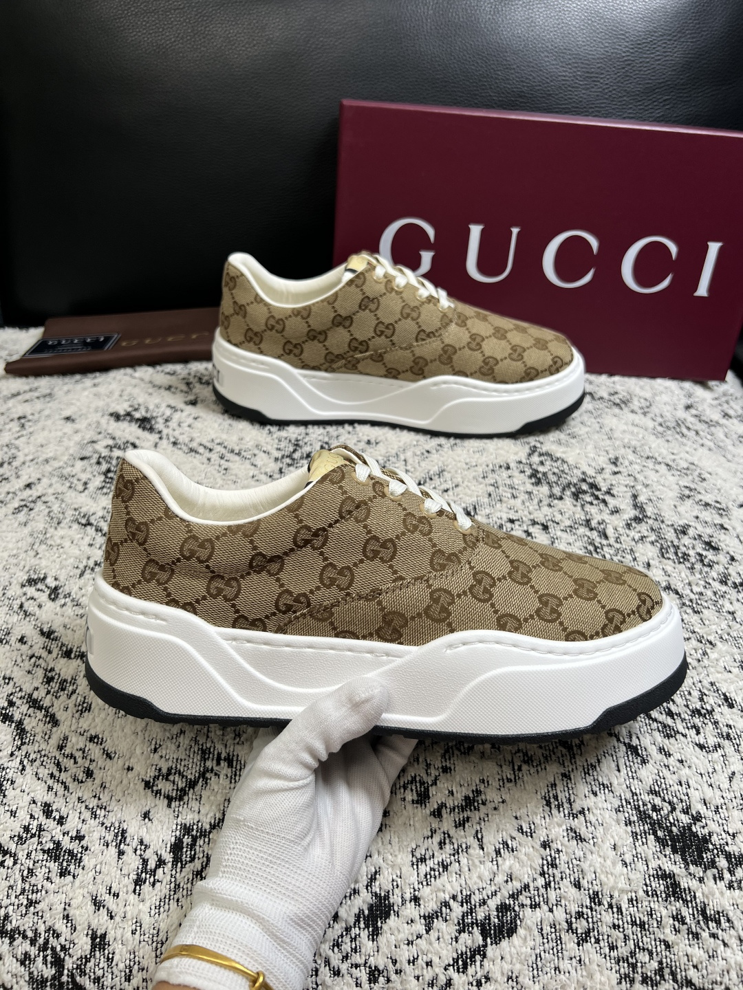 Gucci 高品质  顶级工艺品  古奇  专柜新款原厂配置，意大利进口牛皮面料，进口牛皮内里垫，透气舒适，鞋底：原厂特