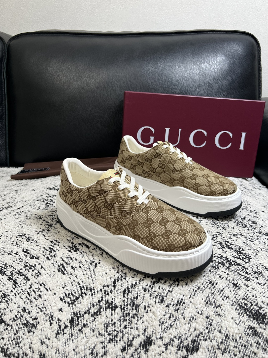 NO:930171,Gucci high-quality top handicrafts Gucci counter new model original configuration, Italian imported cowhide fabric, imported cowhide lining, breathable and comfortable, original soles specially provided by the factory and super comfortable, original factory and single goods, welcome to compare, code number 38-44 (customized 45 46),,gucci,cowhide19860909Gucci 高品质 顶级工艺品 古奇 专柜新款原厂配置,意大利进口牛皮面料,进口牛皮内里垫,透气舒适,鞋底原厂特供原版底超级舒适,原厂跟单货,欢迎对比,码数 38-44（订做 45 46）,,gucci,cowhide,Men's shoes