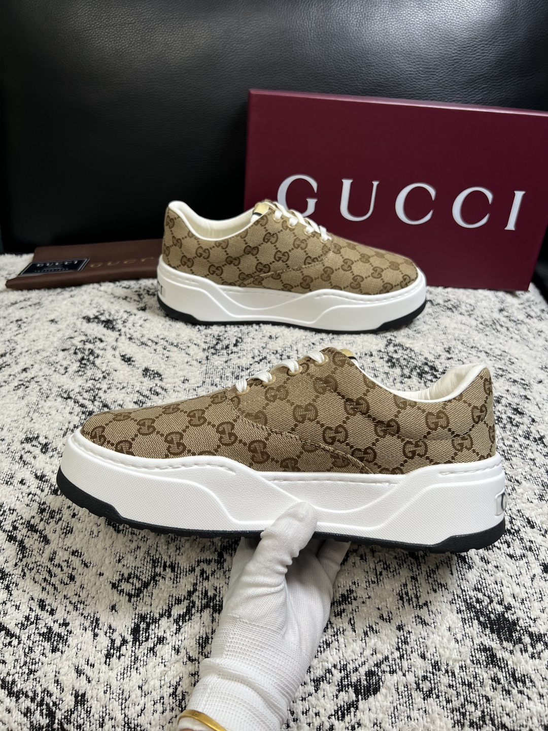 Gucci 高品质  顶级工艺品  古奇  专柜新款原厂配置，意大利进口牛皮面料，进口牛皮内里垫，透气舒适，鞋底：原厂特