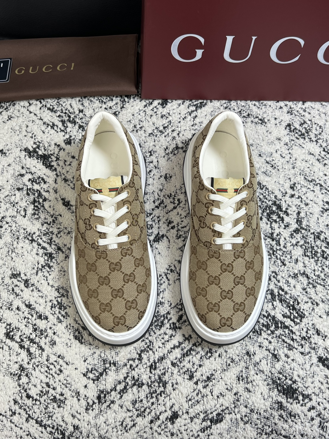 Gucci 高品质  顶级工艺品  古奇  专柜新款原厂配置，意大利进口牛皮面料，进口牛皮内里垫，透气舒适，鞋底：原厂特