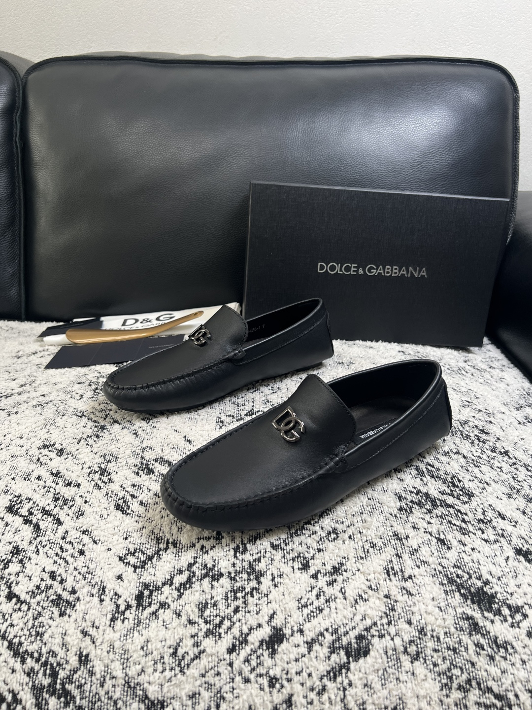 Dolce & Gabbana   高品质  顶级工艺品  杜嘉班纳 爆款豆豆鞋专柜新品同步，鞋面意大利进口牛皮面料，高