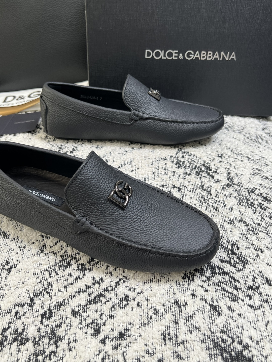 Dolce & Gabbana   高品质  顶级工艺品  杜嘉班纳 爆款豆豆鞋专柜新品同步，鞋面意大利进口牛皮面料，高