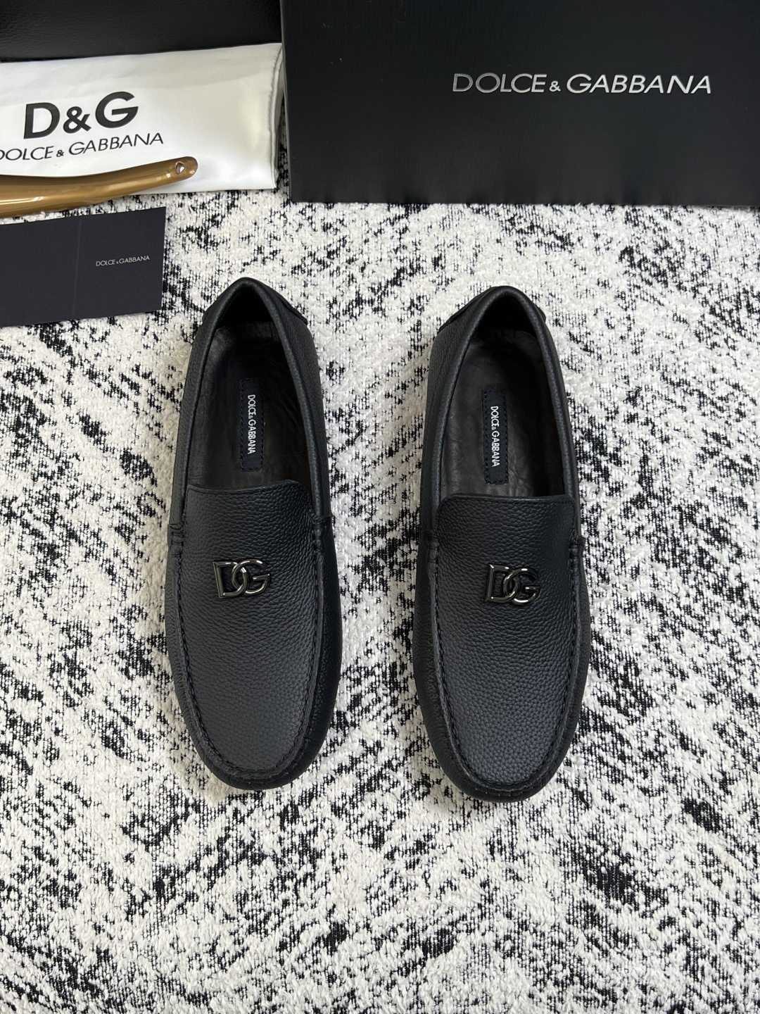 Dolce & Gabbana   高品质  顶级工艺品  杜嘉班纳 爆款豆豆鞋专柜新品同步，鞋面意大利进口牛皮面料，高
