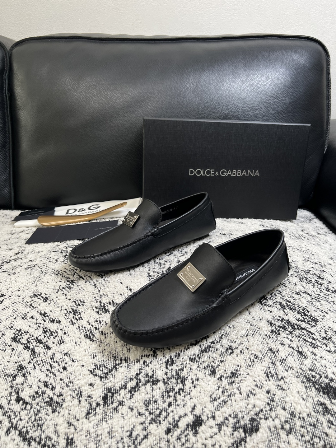 Dolce & Gabbana   高品质  顶级工艺品  杜嘉班纳 爆款豆豆鞋专柜新品同步，鞋面意大利进口牛皮面料，高