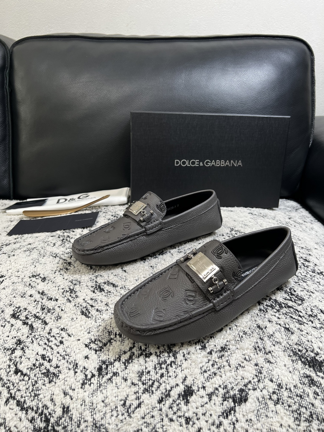 Dolce & Gabbana   高品质  顶级工艺品  杜嘉班纳 爆款豆豆鞋专柜新品同步，鞋面意大利进口牛皮面料，高