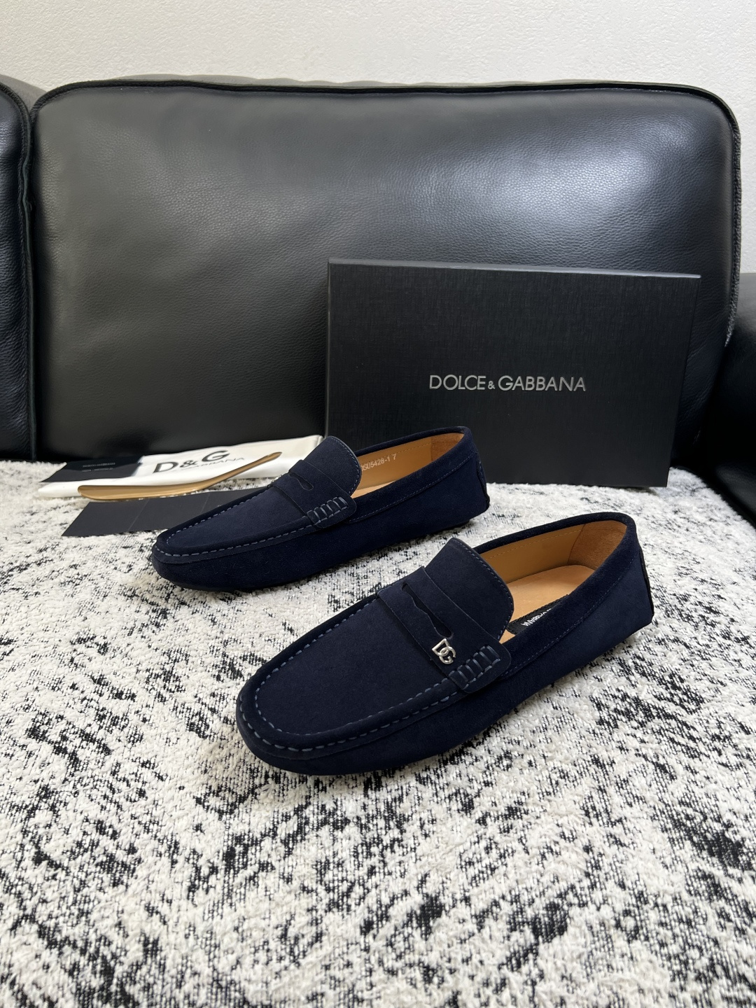 Dolce & Gabbana   高品质  顶级工艺品  杜嘉班纳 爆款豆豆鞋专柜新品同步，鞋面意大利进口牛皮面料，高