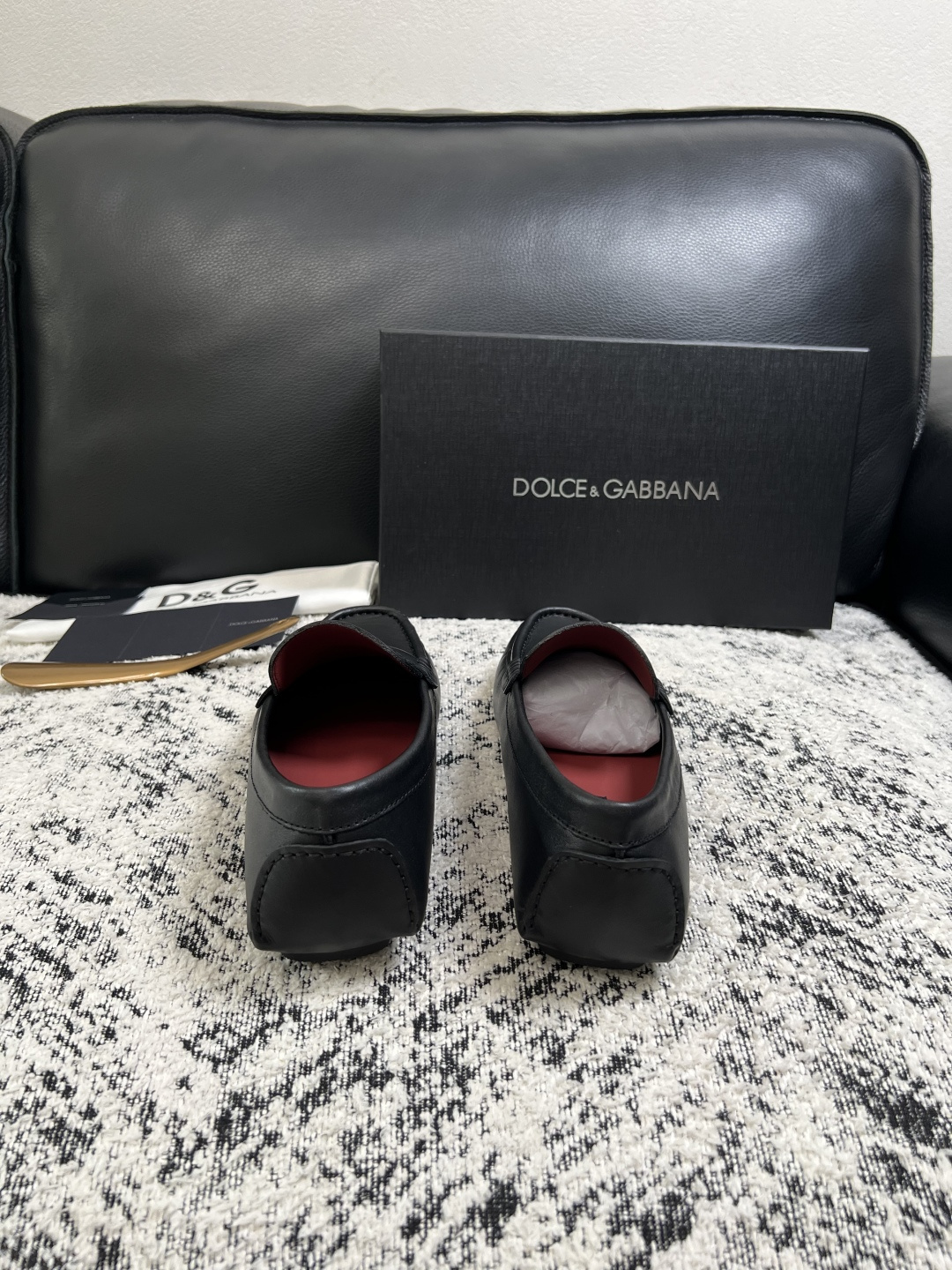 Dolce & Gabbana   高品质  顶级工艺品  杜嘉班纳 爆款豆豆鞋专柜新品同步，鞋面意大利进口牛皮面料，高