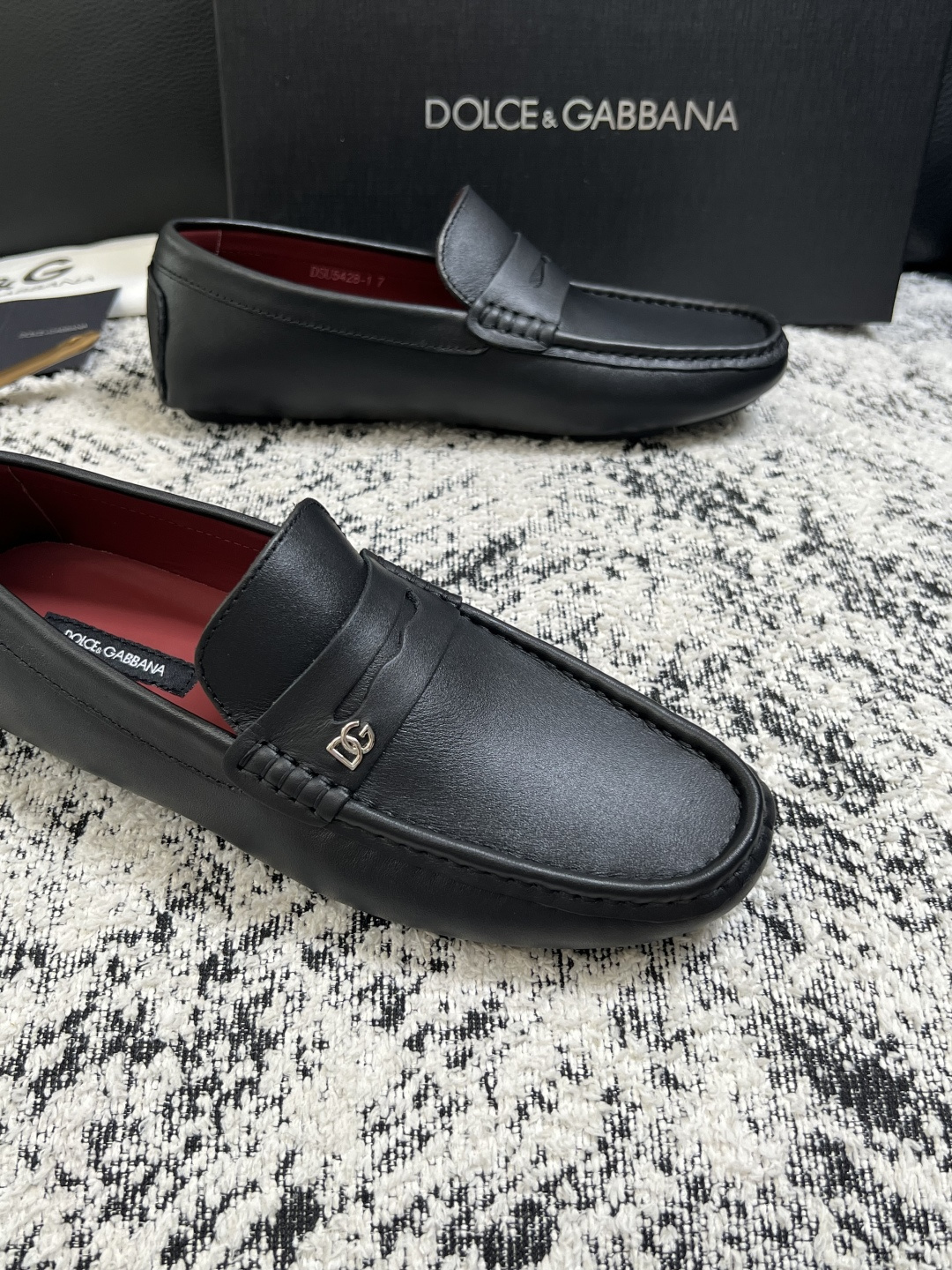 Dolce & Gabbana   高品质  顶级工艺品  杜嘉班纳 爆款豆豆鞋专柜新品同步，鞋面意大利进口牛皮面料，高