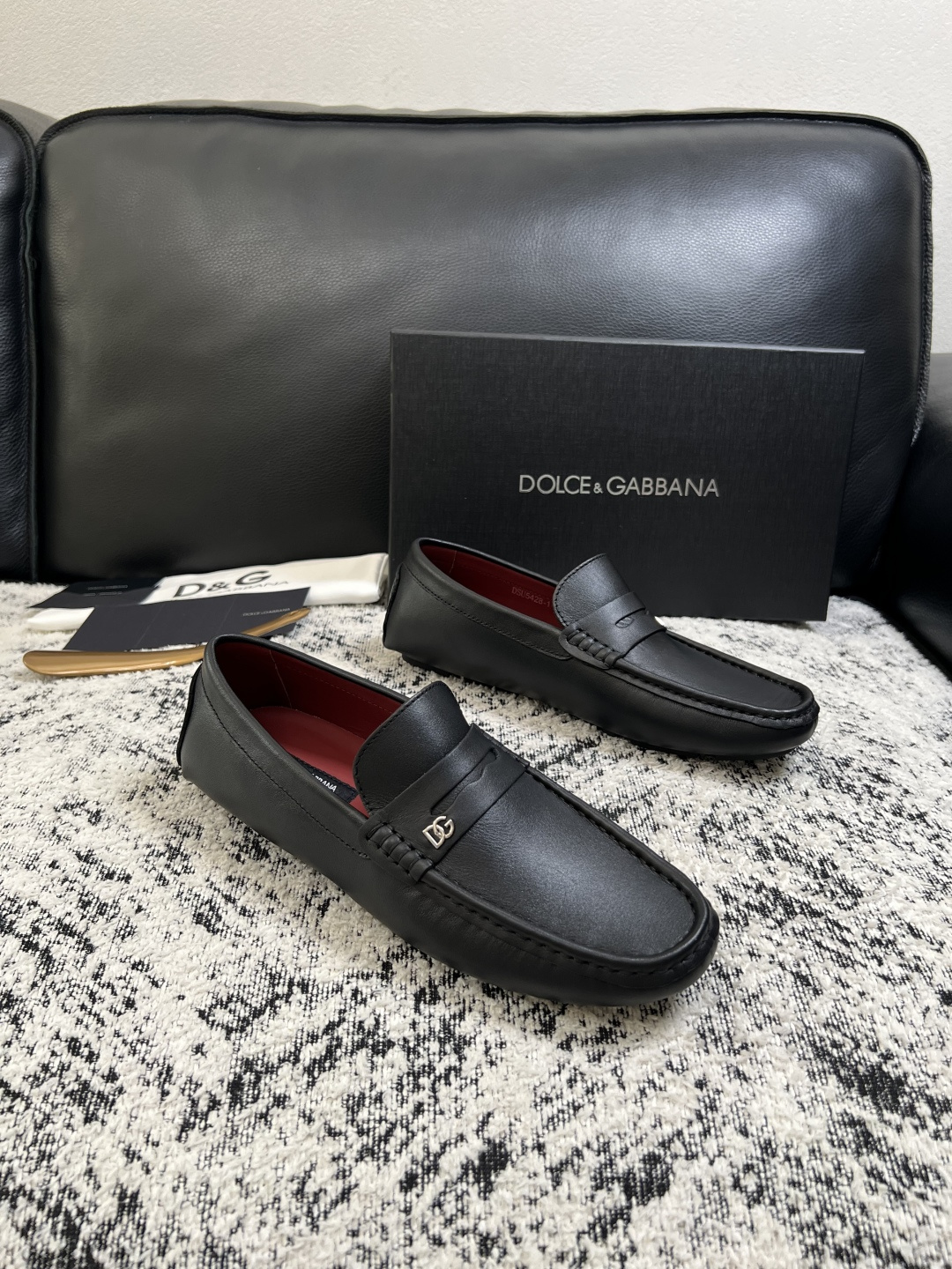 Dolce & Gabbana 高品质 顶级工艺品 杜嘉班纳 爆款豆豆鞋专柜新品同步,鞋面意大利进口牛皮面料,高 Dolce & Gabbana 高品质 顶级工艺品 杜嘉班纳 爆款豆豆鞋专柜新品同步,鞋面意大利进口牛皮面料,高