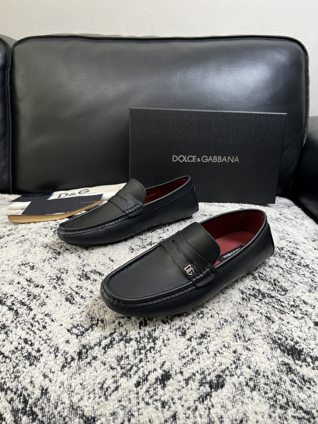 Dolce & Gabbana   高品质  顶级工艺品  杜嘉班纳 爆款豆豆鞋专柜新品同步，鞋面意大利进口牛皮面料，高