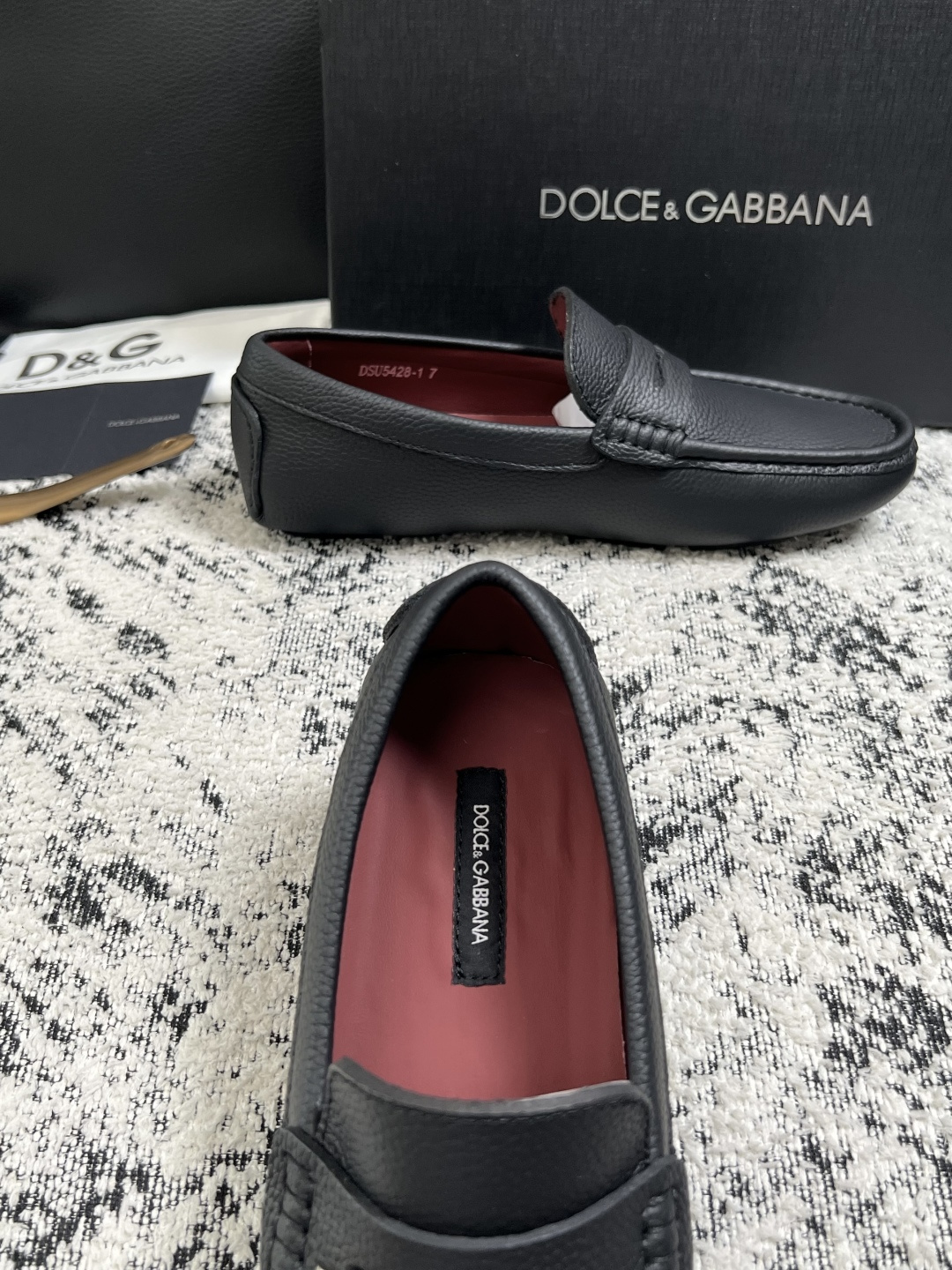Dolce & Gabbana   高品质  顶级工艺品  杜嘉班纳 爆款豆豆鞋专柜新品同步，鞋面意大利进口牛皮面料，高