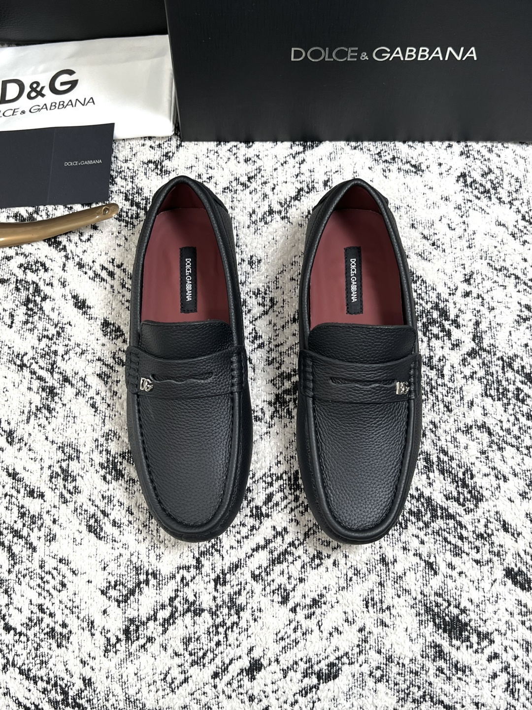 Dolce & Gabbana   高品质  顶级工艺品  杜嘉班纳 爆款豆豆鞋专柜新品同步，鞋面意大利进口牛皮面料，高