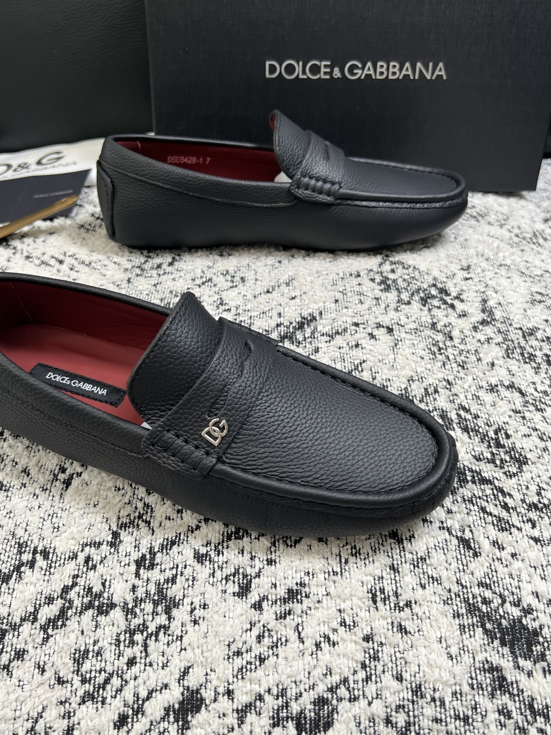 Dolce & Gabbana   高品质  顶级工艺品  杜嘉班纳 爆款豆豆鞋专柜新品同步，鞋面意大利进口牛皮面料，高
