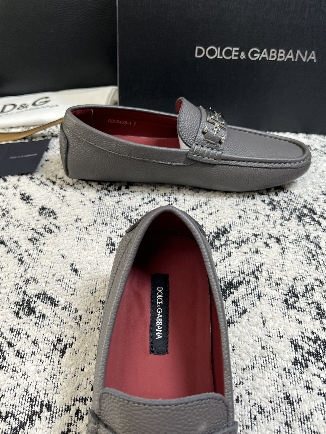 Dolce & Gabbana   高品质  顶级工艺品  杜嘉班纳 爆款豆豆鞋专柜新品同步，鞋面意大利进口牛皮面料，高