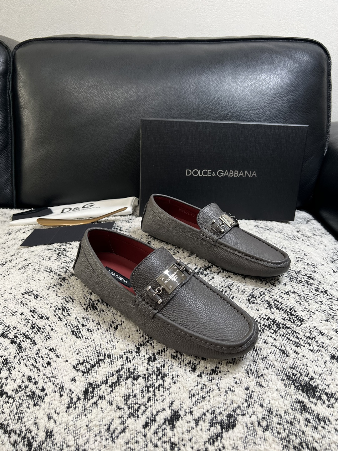 Dolce & Gabbana 高品质 顶级工艺品 杜嘉班纳 爆款豆豆鞋专柜新品同步,鞋面意大利进口牛皮面料,高 Dolce & Gabbana 高品质 顶级工艺品 杜嘉班纳 爆款豆豆鞋专柜新品同步,鞋面意大利进口牛皮面料,高