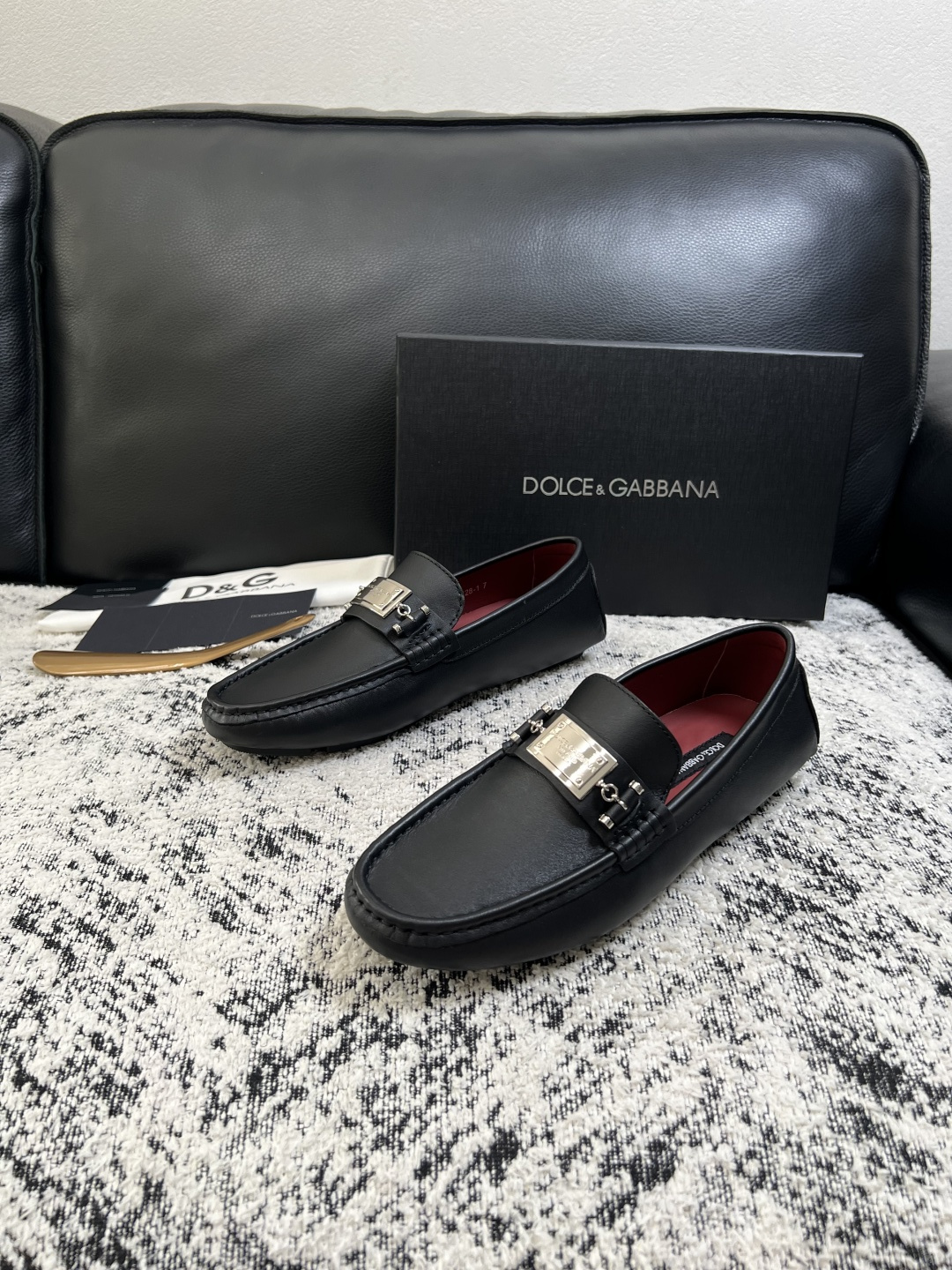 Dolce & Gabbana   高品质  顶级工艺品  杜嘉班纳 爆款豆豆鞋专柜新品同步，鞋面意大利进口牛皮面料，高