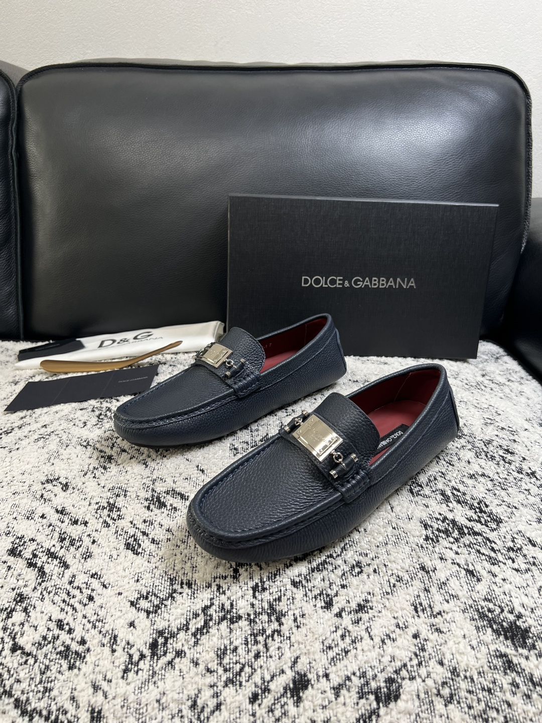 Dolce & Gabbana   高品质  顶级工艺品  杜嘉班纳 爆款豆豆鞋专柜新品同步，鞋面意大利进口牛皮面料，高
