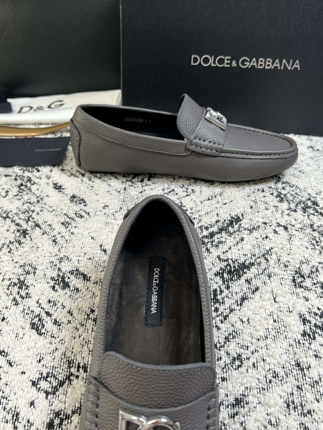 Dolce & Gabbana   高品质  顶级工艺品  杜嘉班纳 爆款豆豆鞋专柜新品同步，鞋面意大利进口牛皮面料，高