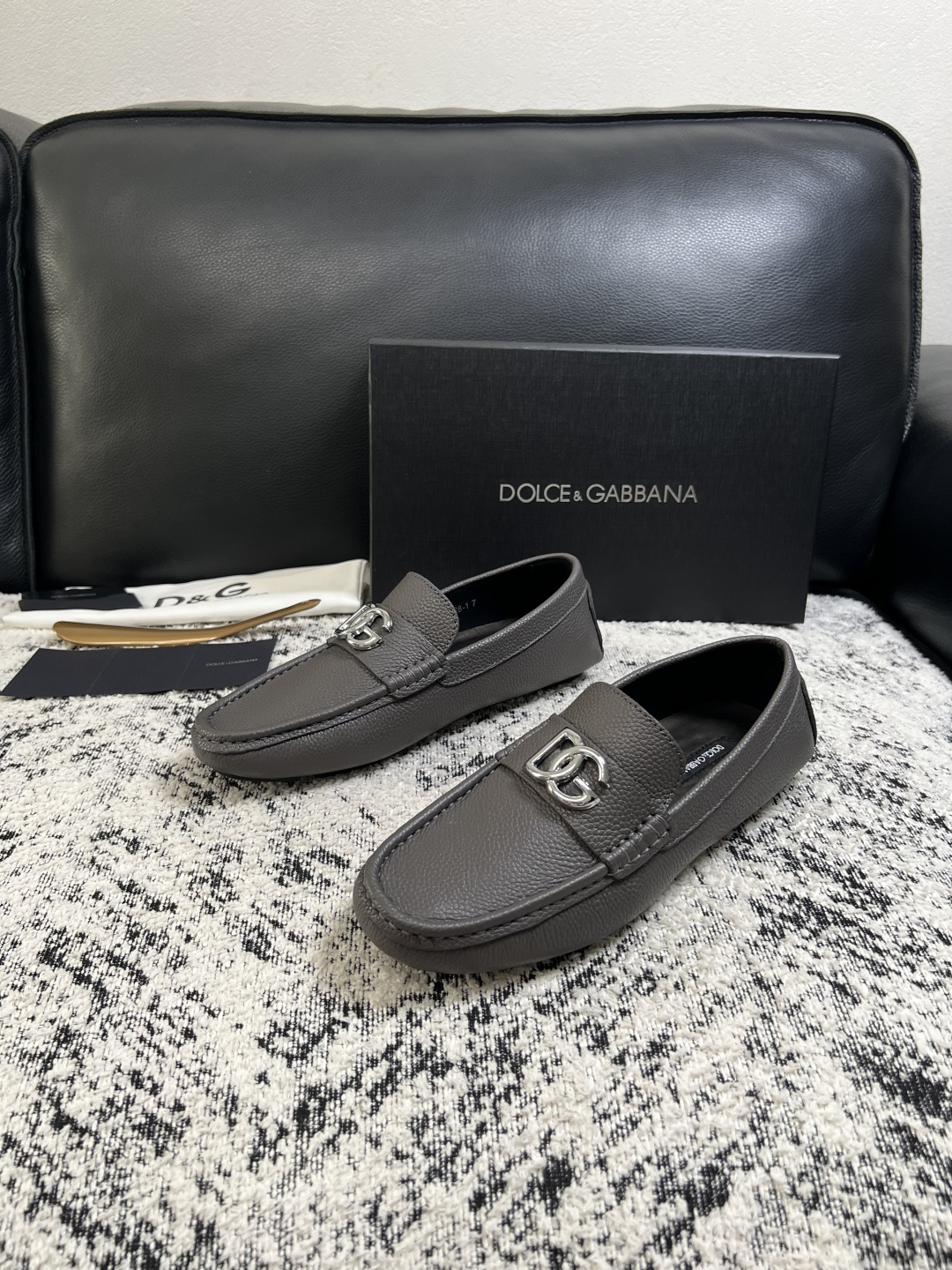 Dolce & Gabbana   高品质  顶级工艺品  杜嘉班纳 爆款豆豆鞋专柜新品同步，鞋面意大利进口牛皮面料，高