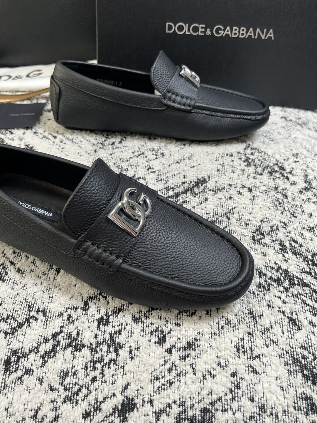Dolce & Gabbana   高品质  顶级工艺品  杜嘉班纳 爆款豆豆鞋专柜新品同步，鞋面意大利进口牛皮面料，高