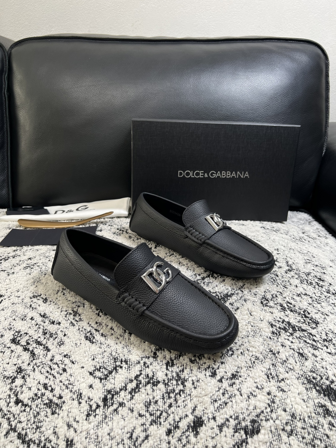 Dolce & Gabbana 高品质 顶级工艺品 杜嘉班纳 爆款豆豆鞋专柜新品同步,鞋面意大利进口牛皮面料,高 Dolce & Gabbana 高品质 顶级工艺品 杜嘉班纳 爆款豆豆鞋专柜新品同步,鞋面意大利进口牛皮面料,高