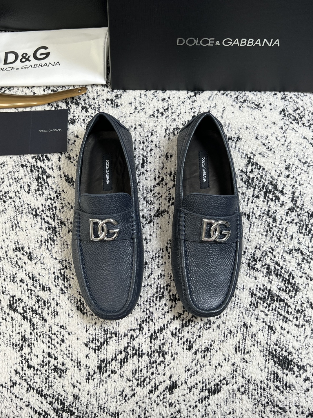Dolce & Gabbana   高品质  顶级工艺品  杜嘉班纳 爆款豆豆鞋专柜新品同步，鞋面意大利进口牛皮面料，高