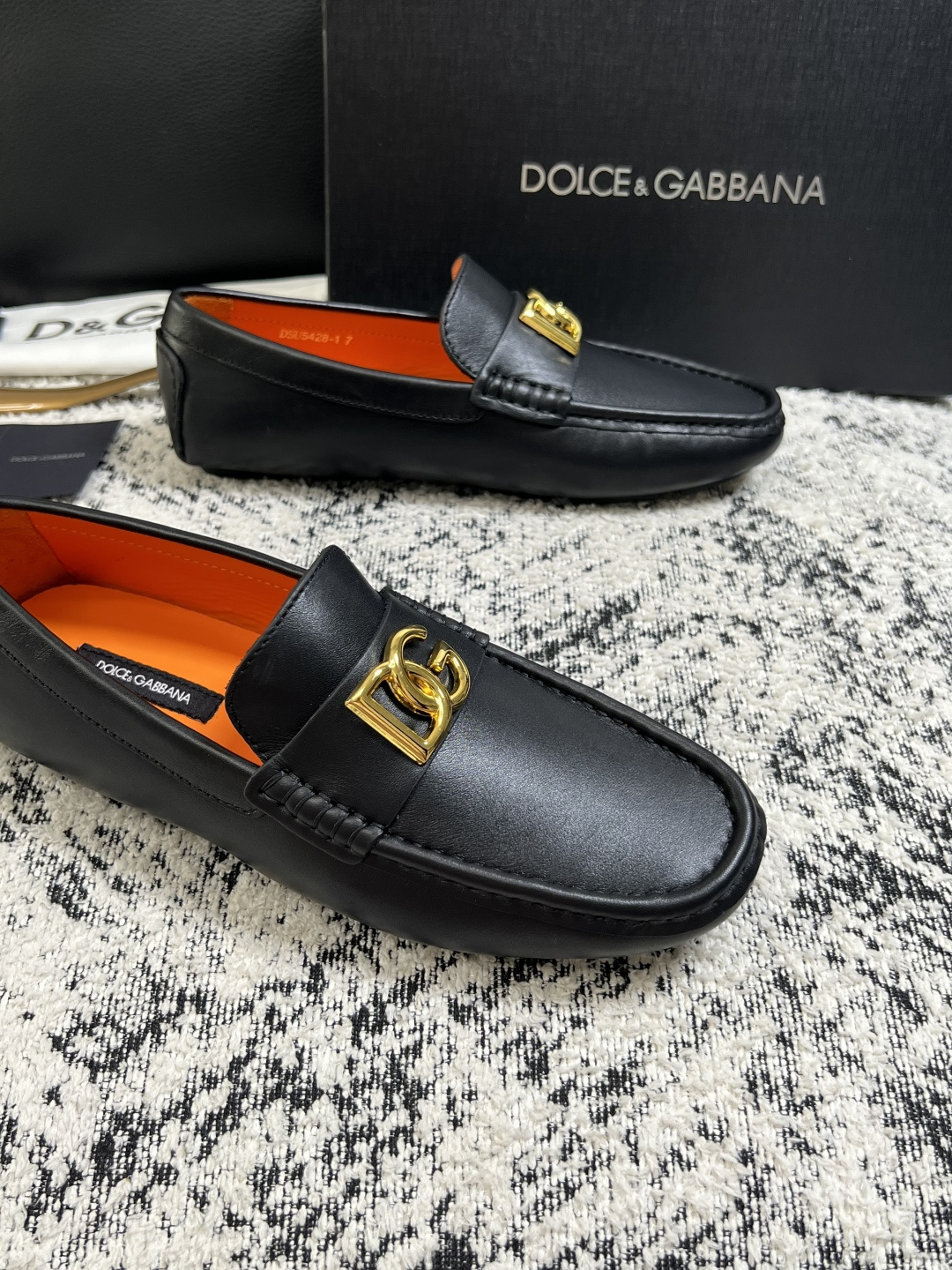 Dolce & Gabbana   高品质  顶级工艺品  杜嘉班纳 爆款豆豆鞋专柜新品同步，鞋面意大利进口牛皮面料，高