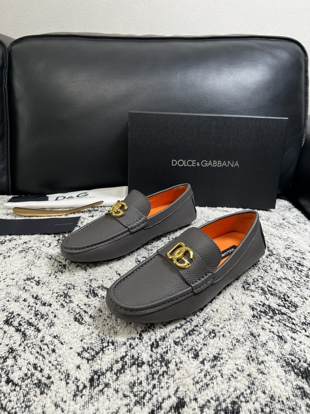 Dolce & Gabbana   高品质  顶级工艺品  杜嘉班纳 爆款豆豆鞋专柜新品同步，鞋面意大利进口牛皮面料，高