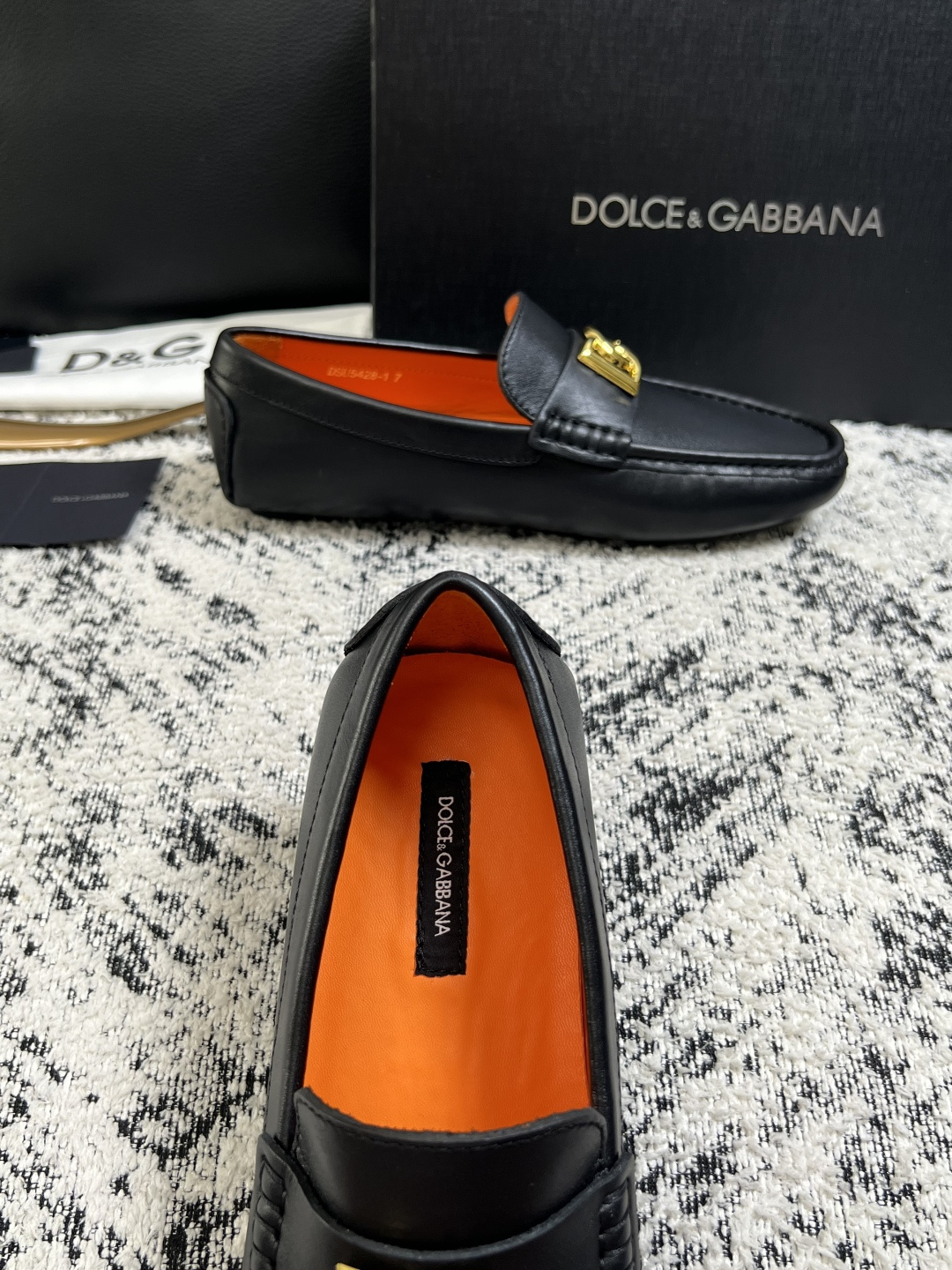 Dolce & Gabbana   高品质  顶级工艺品  杜嘉班纳 爆款豆豆鞋专柜新品同步，鞋面意大利进口牛皮面料，高