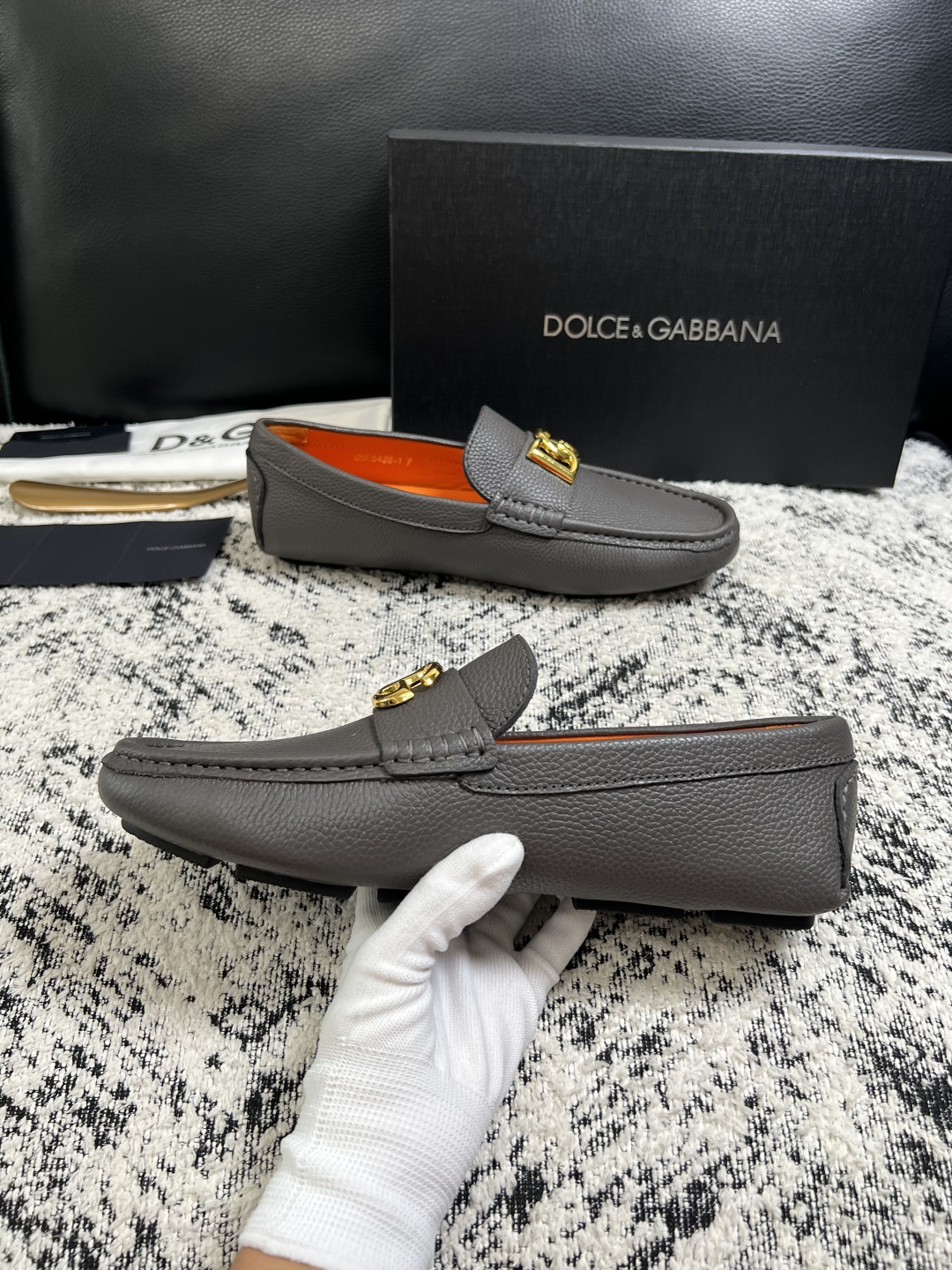 Dolce & Gabbana   高品质  顶级工艺品  杜嘉班纳 爆款豆豆鞋专柜新品同步，鞋面意大利进口牛皮面料，高