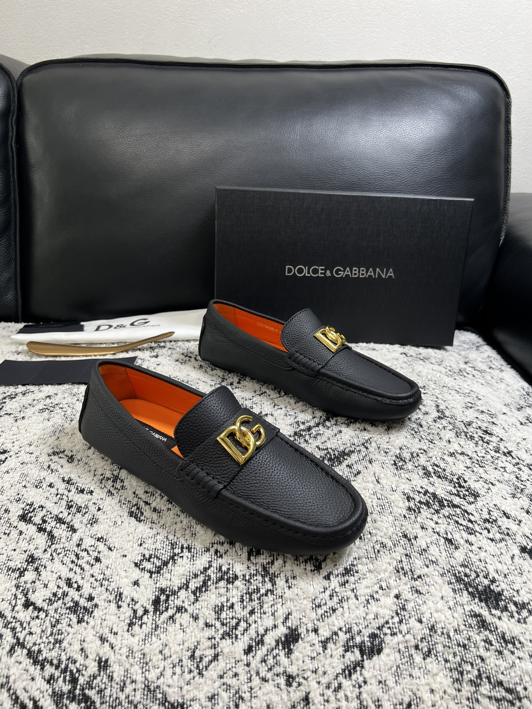 Dolce & Gabbana 高品质 顶级工艺品 杜嘉班纳 爆款豆豆鞋专柜新品同步,鞋面意大利进口牛皮面料,高 Dolce & Gabbana 高品质 顶级工艺品 杜嘉班纳 爆款豆豆鞋专柜新品同步,鞋面意大利进口牛皮面料,高